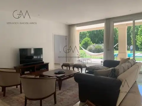 Casa en Venta con 2 cocheras