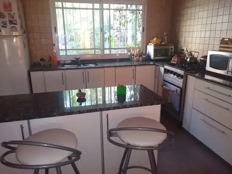 CHALET 4 AMBIENTES Y MONOAMBIENTE COCHERA ESCUCHA OFERTA