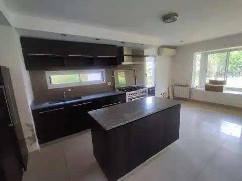 Venta y Alquiler Casa en  Haras Santa María Escobar
