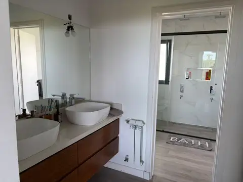 Lindísima casa moderna con bajada al Rio,  en Barrio Náutico El Canal Villanueva. (Dique Lujan)