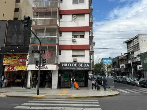 4 AMBIENTES RECICLADO A NUEVO FRENTE CON BALCON APTO PROF.