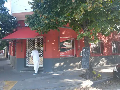Excelente esquina de Villa Sarmiento dos locales y PH de tres ambientes NUEVO VALOR!!!