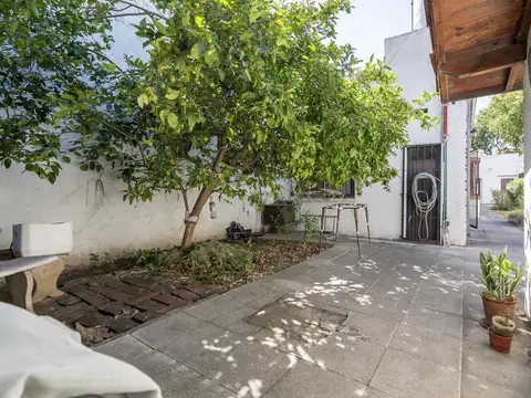 Casa en venta 4 ambientes con jardin y cochera en Villa Ballester