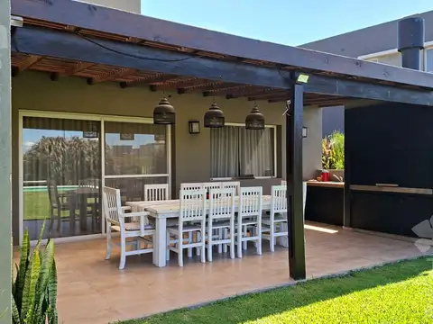 Casa en Alquiler con 3 cocheras