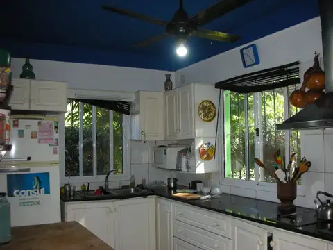 Chalet de 4 ambientes doble lote