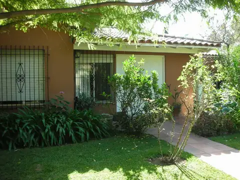 Chalet de 4 ambientes doble lote