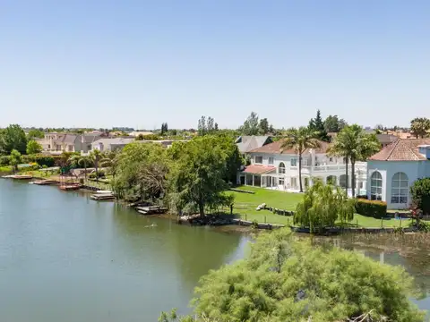 Venta Casa Los Castores, gran lote, sobre el agua, 6 dormitorios. Nordelta.