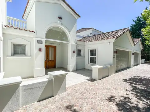 Casa 8 ambientes con 6 baños
