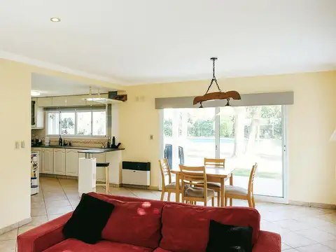 Casa 4 ambientes con 2 baños