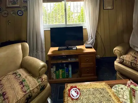 Casa en venta de 5 ambientes en Luis Guillon