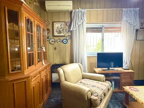 Casa en venta de 5 ambientes en Luis Guillon