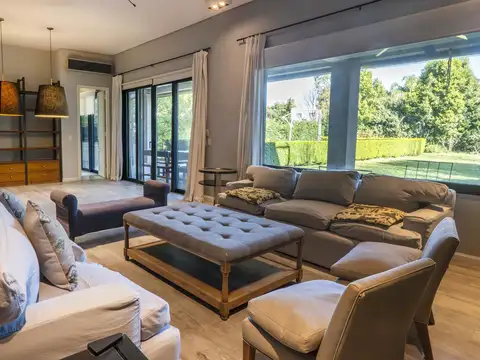 Casa en Venta con 3 cocheras
