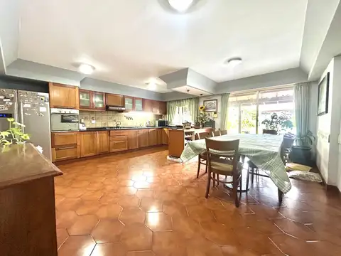 EXPECIONAL E IMPERDIBLE CHALET 5 AMBIENTES