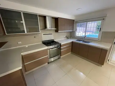 EXCELENTE CASA DE 4 DORMITORIOS EN EXCELENTE CUADRA Y ZONA.