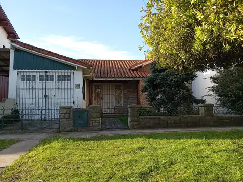 ALQUILER 24 MESES - Chalet con 2 dorm., baño, garaje, parque, parrilla. SIN MUEBLES