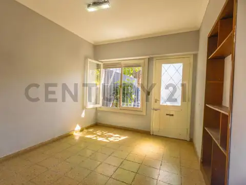 Venta PH Casa 3 ambientes al Frente con trotadora para vehículo y 2 patios