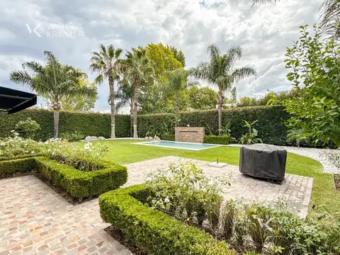 Casa en Venta con 2 cocheras