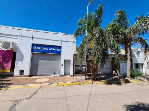 Vendo Excelente esquina con locales y deptos