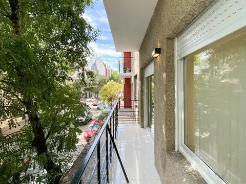 3 ambientes a la calle con balcón corrido