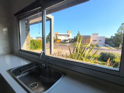 Casa 6 ambientes con 3 baños