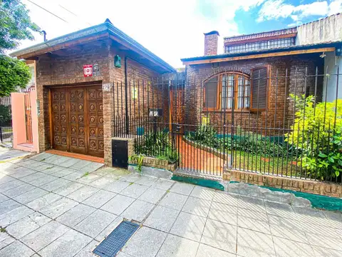 VENTA CASA 5 AMBIENTES PATIO,JARDIN, Y COCHERA