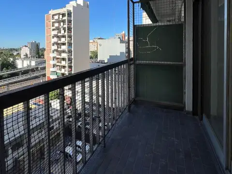 *DEPTO. DE 2 AMB. CON BALCÓN AL FRENTE *EXCELENTE UBICACIÓN A MEDIA CUADRA DE AV. RIVADAVIA