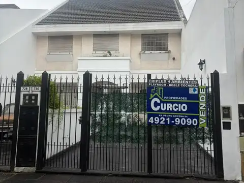 TRIPLEX EN VENTA DE 215 M2 + DOS COCHERAS + JARDIN Y TERRAZA - Flores