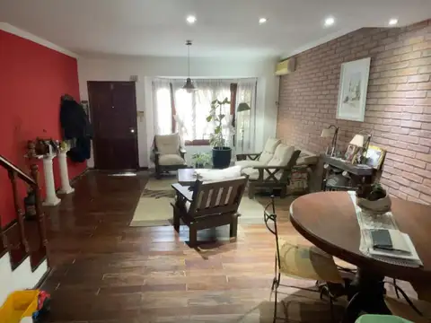 Casa 5 ambientes con 2 baños