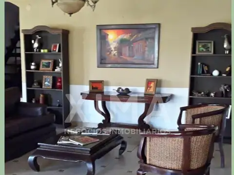 Casa en Venta con 3 cocheras