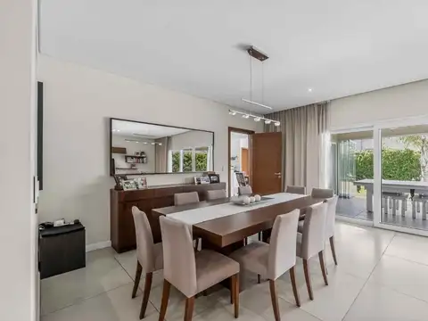 Casa en Alquiler con 2 cocheras