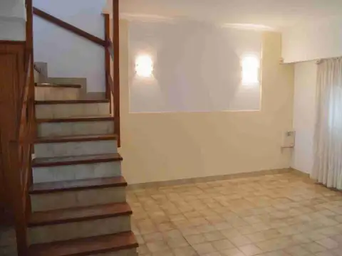 Casa 6 ambientes con 2 baños