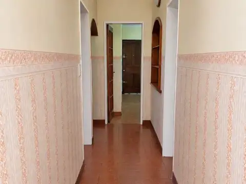 Casa 4 ambientes con jardín y garage cubierto