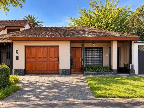 Casa 4 ambientes con jardín y garage cubierto