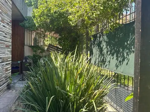 CASA 4 AMBIENTES EN VENTA EN DON BOSCO CON JARDIN