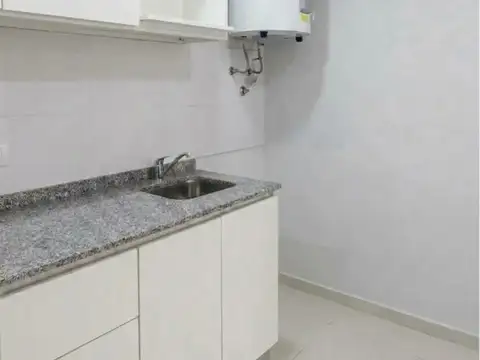 Monoambiente con balcón francés en alquiler - Valentin Alsina