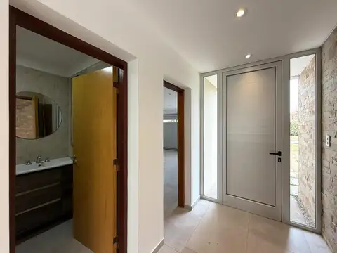 Casa en Alquiler con 2 cocheras