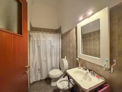 Casa de 3 dormitorios más oficina, con patio, parrilla y terraza