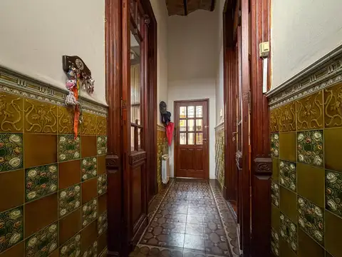 Casa 9 ambientes con 2 baños