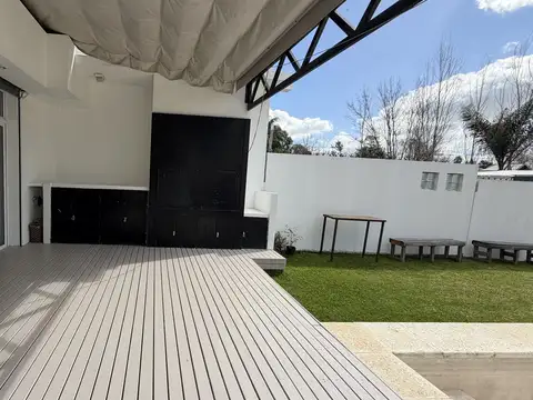 Casa de 4 dormitorios con patio y cocheras en venta en City Bell sobre Calle 133 bis [Cod: 7450-237]
