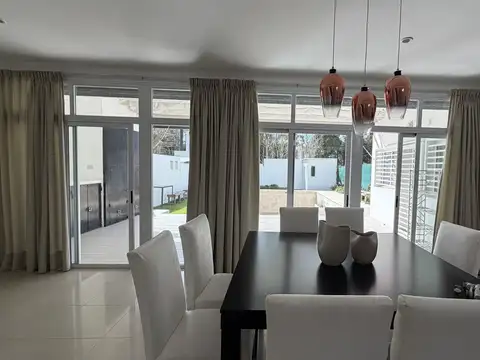 Casa de 4 dormitorios con patio y cocheras en venta en City Bell sobre Calle 133 bis [Cod: 7450-237]