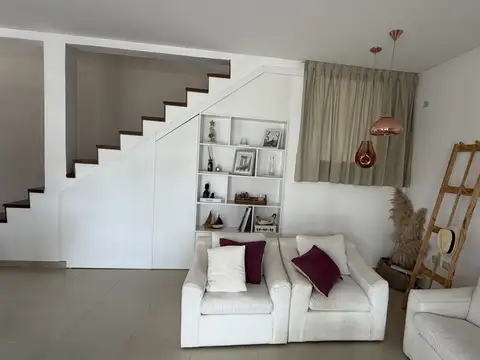 Casa de 4 dormitorios con patio y cocheras en venta en City Bell sobre Calle 133 bis [Cod: 7450-237]