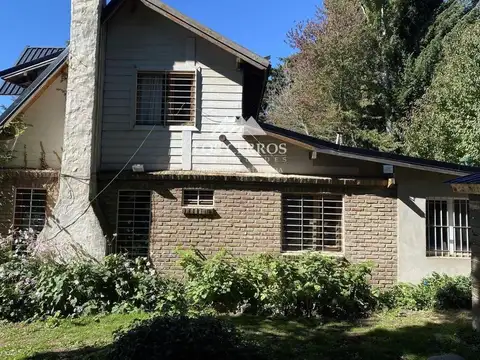 Casa en Alquiler con 2 cocheras