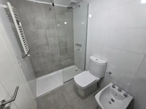 Venta, Semi Piso, 2 dormitorios, 2 baños, Orientación Norte, Amenities, Av Pellegrini, Rosario