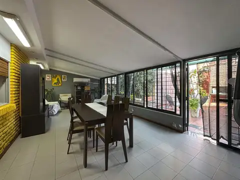 Departamento de 3 dormitorios con 2 baños, quincho y cochera en el centro
