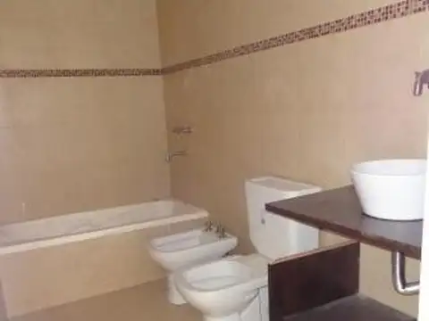 ESCUCHA OFERTA  AMPLIO DEPARTAMENTO TRES AMBIENTES MUY LUMINOSO CON LAVADERO RÁPIDO ACC.A AUT.