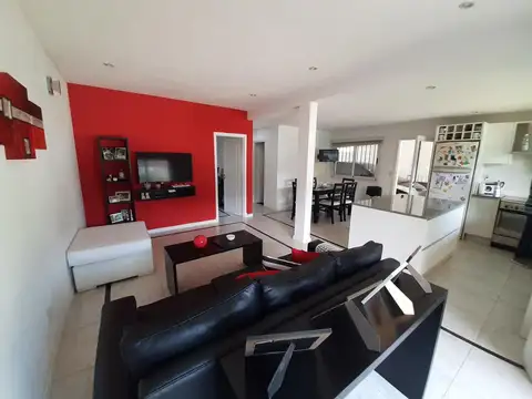 Casa con pileta quincho y parque y garaje en venta  - Castelar