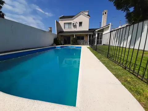 Casa con pileta quincho y parque y garaje en venta  - Castelar