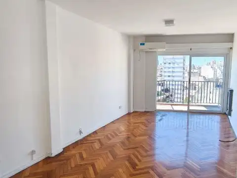 piso alto de 3 ambientes con balcon en Barrio Norte