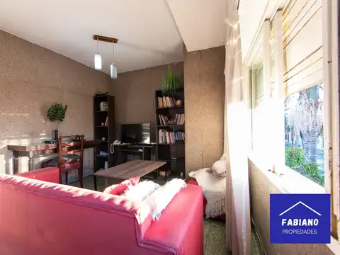 Para vivir o para invertir! Casa en block con deptos y cochera!