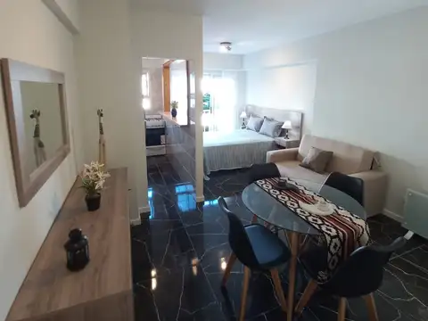 VENTA MONOAMBIENTE A LA CALLE CON BALCÓN SALIENTE RECICLADO